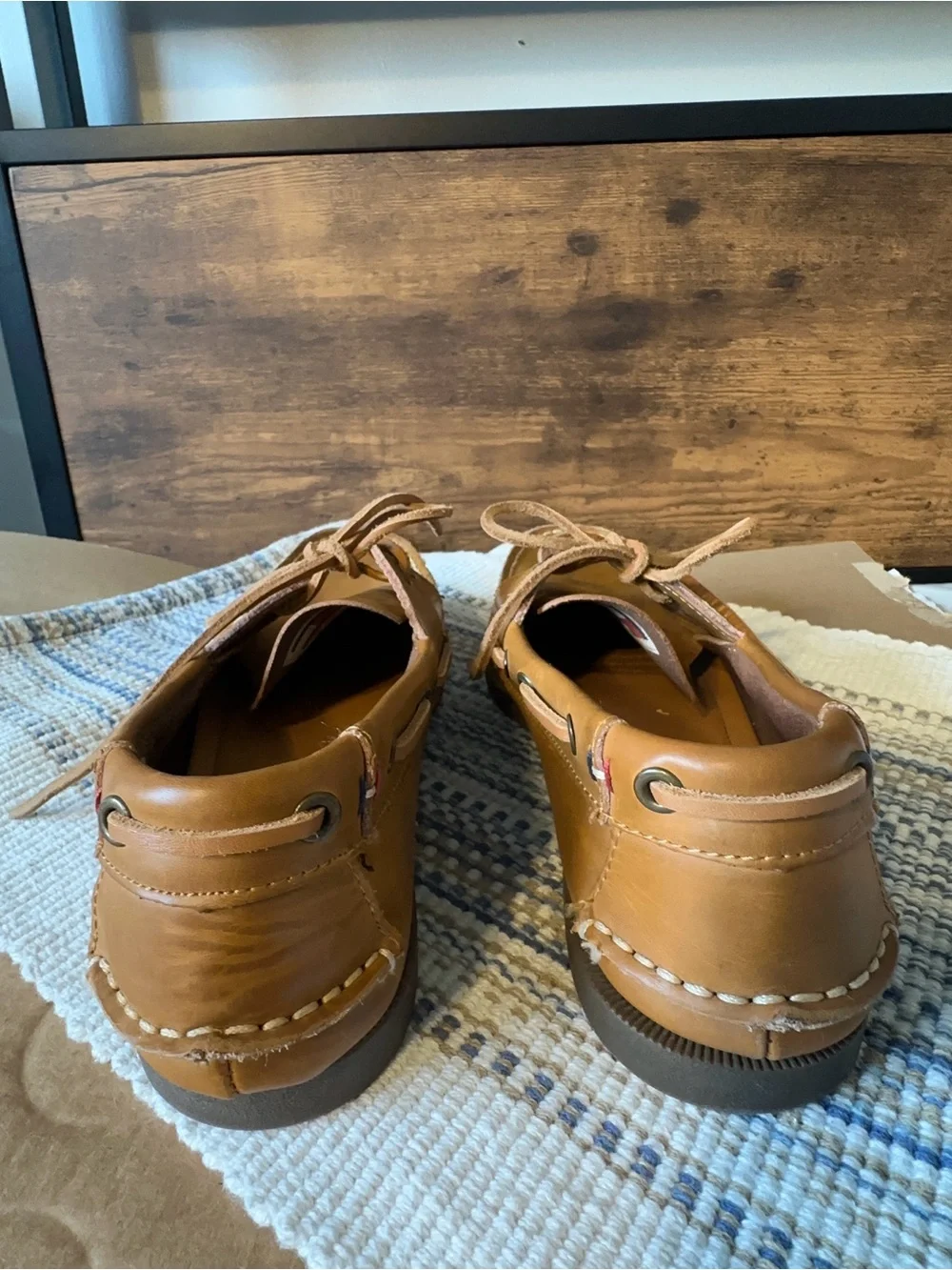 Tommy Hilfiger men 8 Tan Leather Boat Shoes Lace-Up Round Toe Rubber Sole